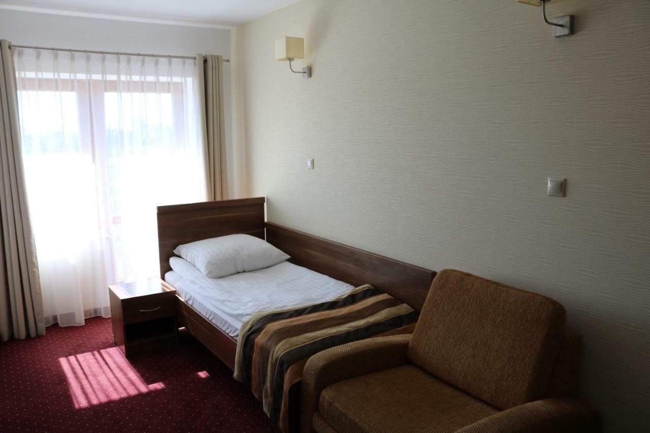 Hotel Dyminy 凯尔采 外观 照片