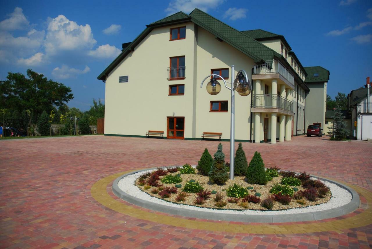 Hotel Dyminy 凯尔采 外观 照片