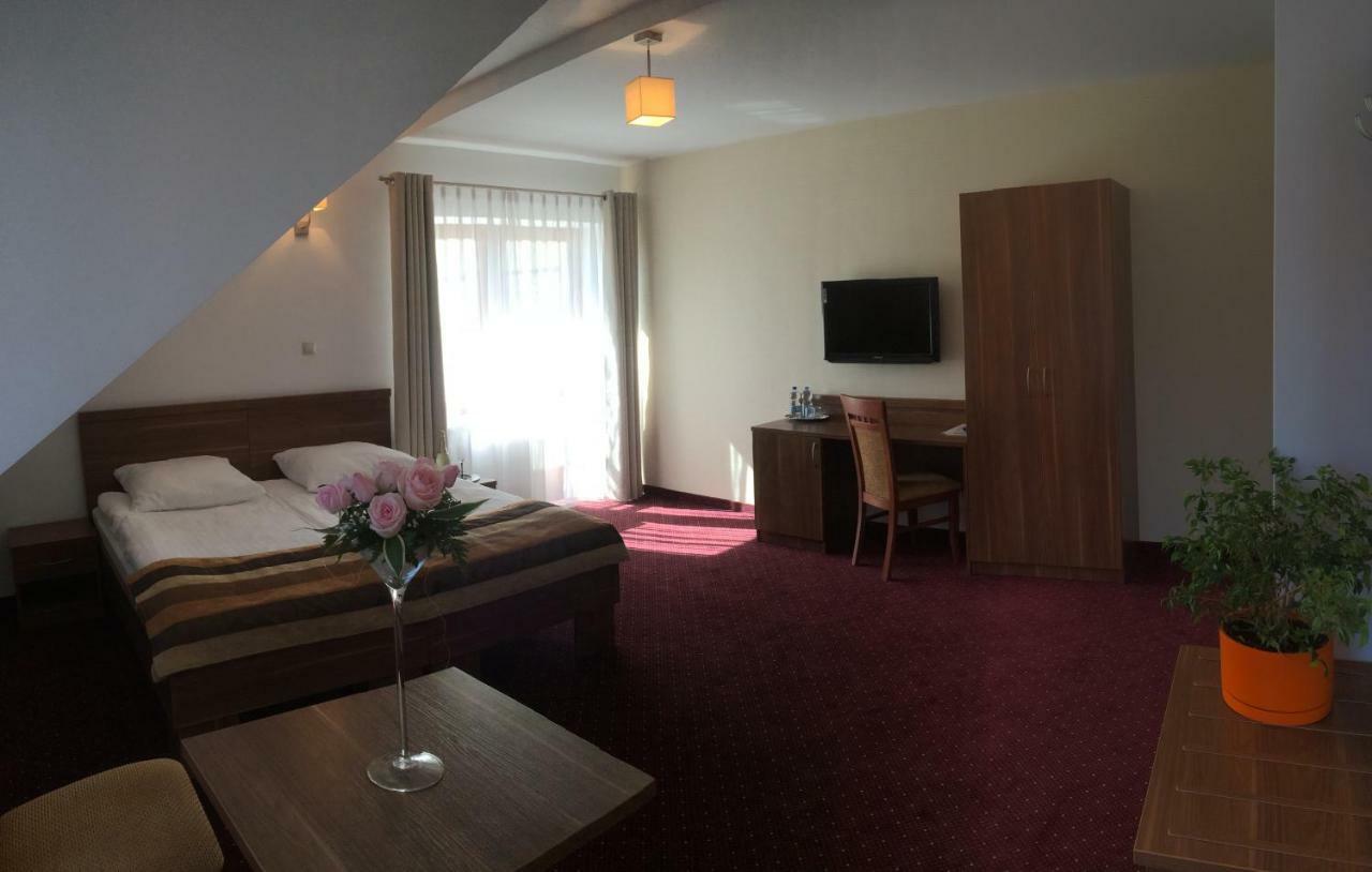 Hotel Dyminy 凯尔采 外观 照片