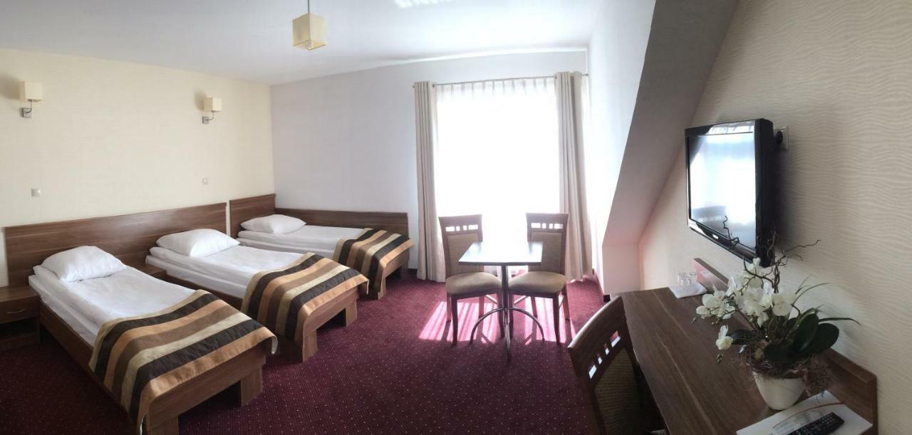 Hotel Dyminy 凯尔采 外观 照片