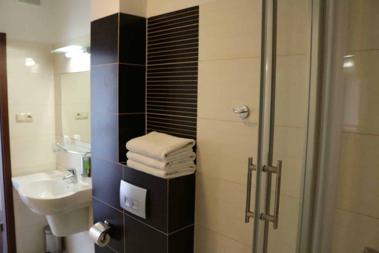 Hotel Dyminy 凯尔采 外观 照片
