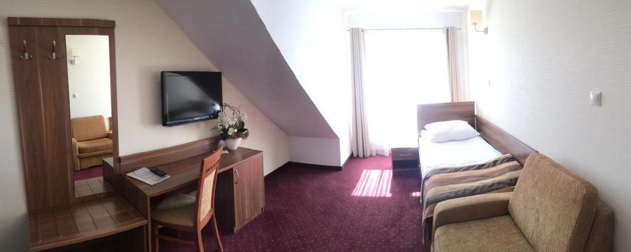 Hotel Dyminy 凯尔采 外观 照片